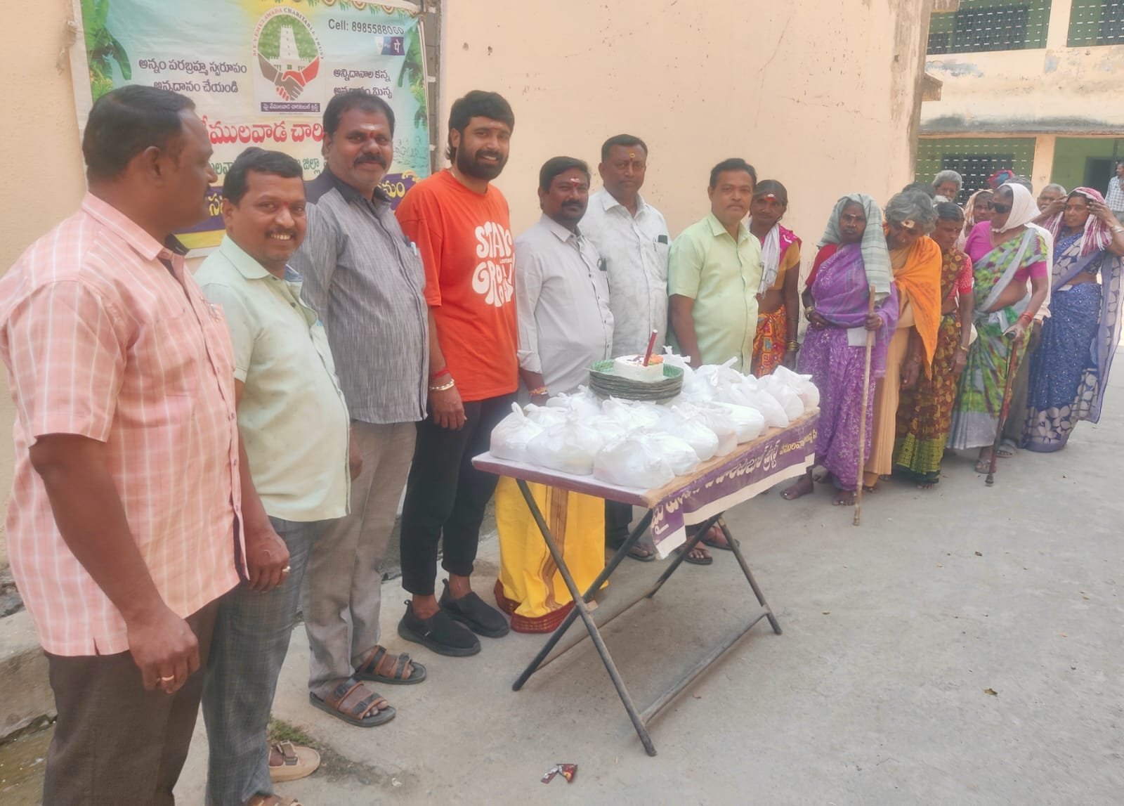 1764 రోజులుగా పేదలకు అన్నార్తులకు అన్నదానం  మై వేములవాడ చారిటబుల్ ట్రస్ట్